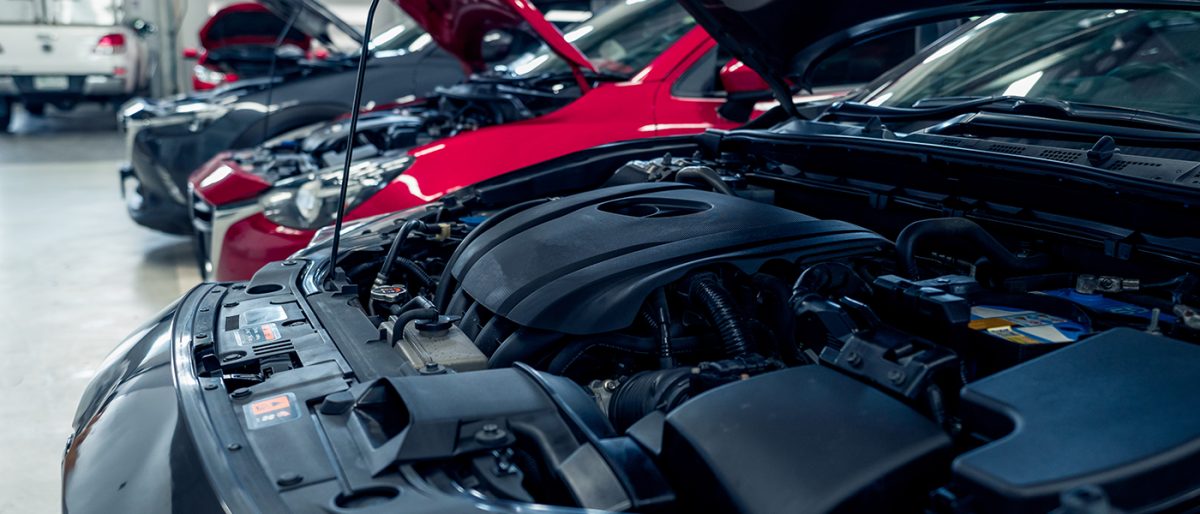 Autojen konepellit auki korjaamolla