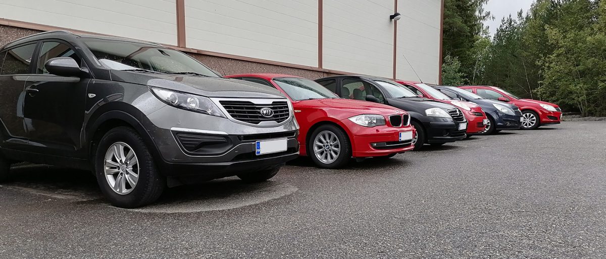 Myytäviä vaihtoautoja Autotalo Loisteen pihalla Kaarinassa